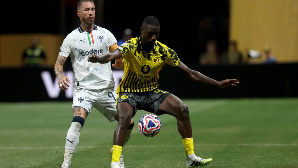 Schoss den BVB MIT Zwei Toren Witter und Freutempe Dasbe Das duell Mit Sergio Ramos: Dortmunds Serhou Guirassy (Re.).