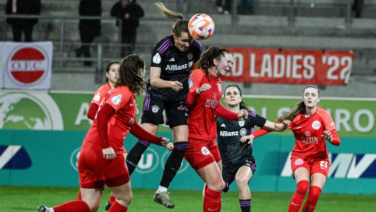 Vorteil für den Favoriten: Sydney Lohmann köpft zum 2:0 ein.