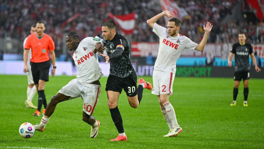 Faride Alidou, hier im Zweikampf mit Freiburgs Christian Günter, und Benno Schmitz (rechts) werden in der kommenden Saison nicht mehr für den 1. FC Köln auflaufen.