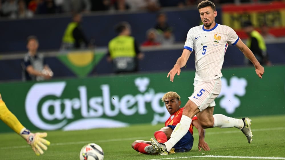 Clement Lenglet (re., im Duell mit Lamine Yamal).