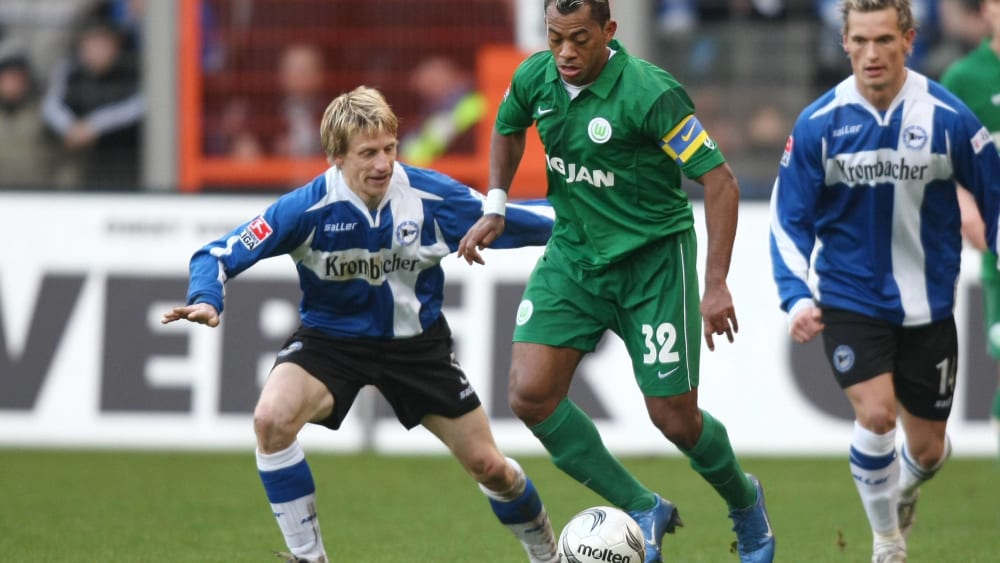 Bielefelds R&#252;diger Kauf (li.) 2007 bei einem Duell mit Wolfsburgs Marcelinho