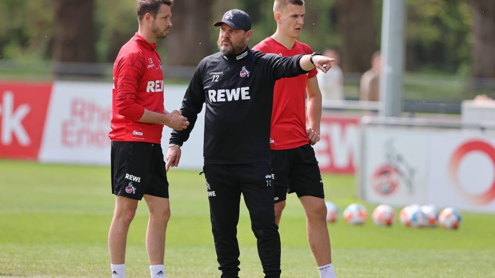 Da gehts Richtung Frankfurt: Mark Uth (links) wird bei der Eintracht noch keine Option für Trainer Steffen Baumgart sein.