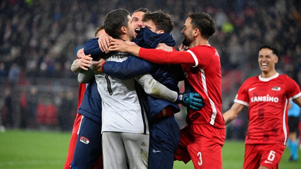 Großer Jubel nach dem Sieg im Elfmeterschießen: Die Niederländer feiern mit Matchwinner Mathew Ryan.