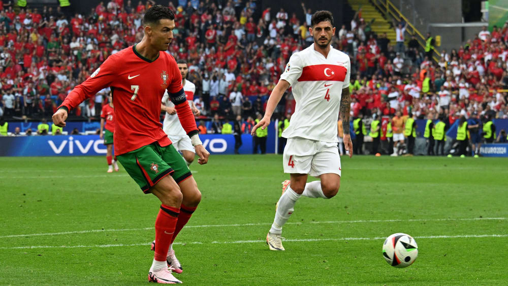 Abspiel statt Abschluss: Cristiano Ronaldo (li.) bereitet das 3:0 Portugals gegen die Türkei mustergültig vor.