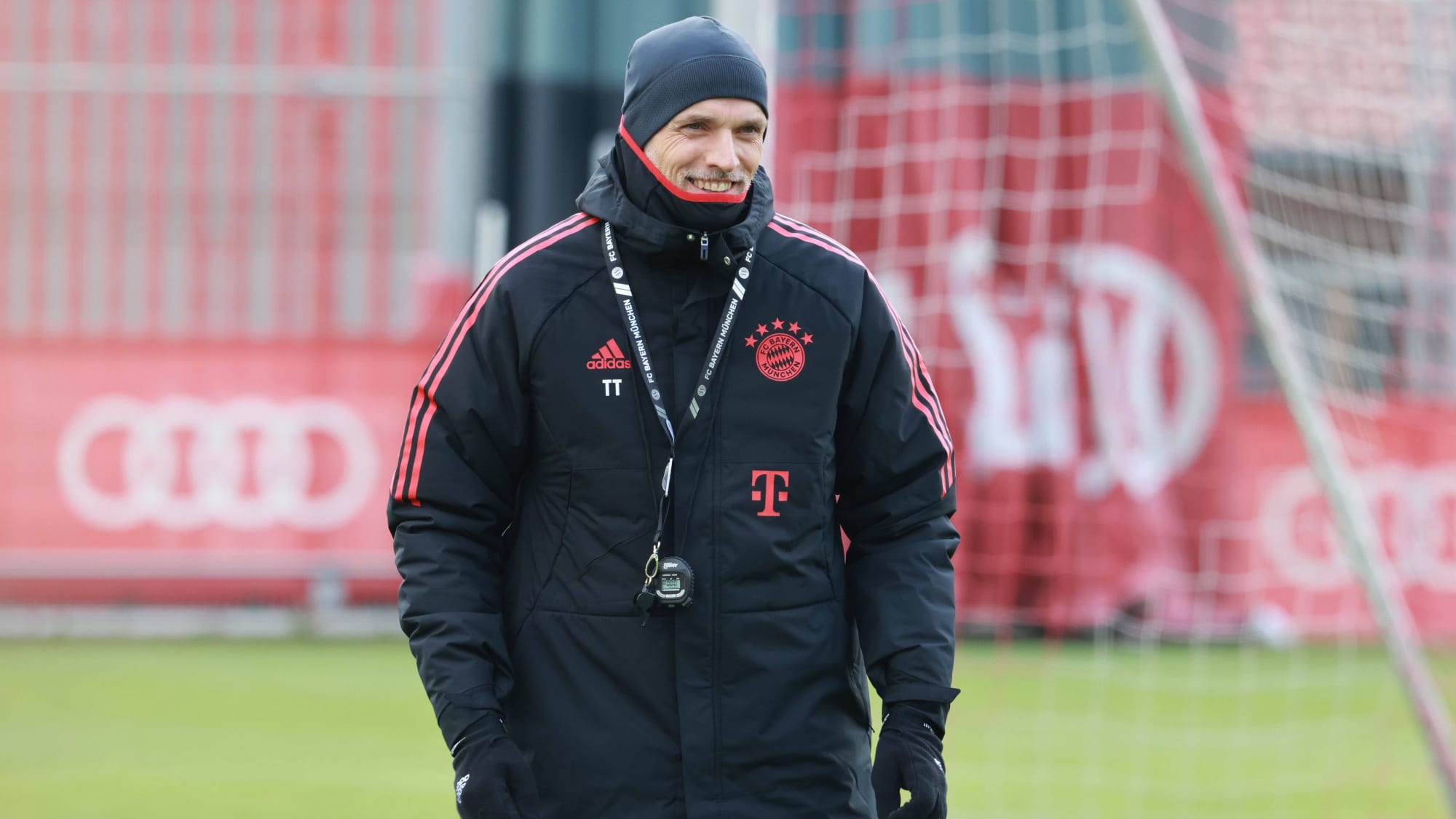 Dick eingepackt bei sonnigem, aber kaltem Wetter in München und mit einem Lächeln startete Thomas Tuchel am Dienstagvormittag in seine erste Trainingseinheit als neuer Trainer des FC Bayern.