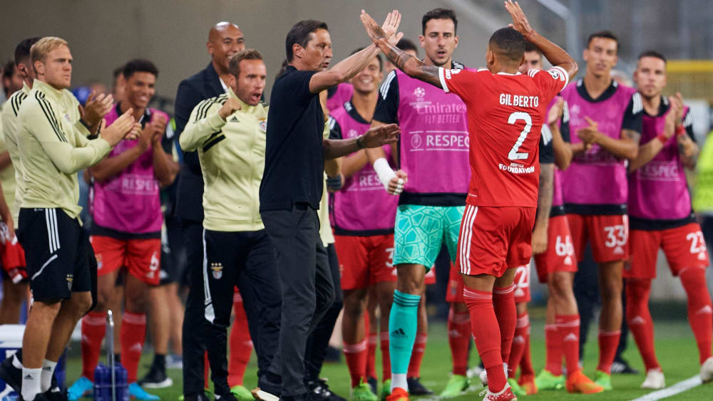 Noch ein Schritt bis zur Königsklasse: Benfica-Coach Roger Schmidt klatscht mit dem Torschützen Gilberto ab.