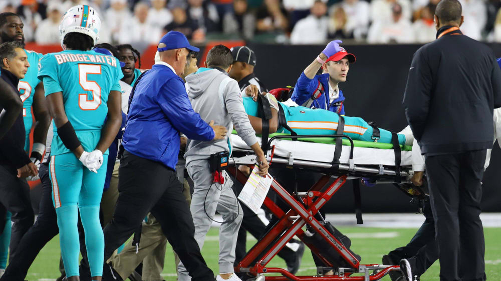 Schreckmomente in Cincinnati: Miamis Quarterback Tua Tagovailoa wird verletzt vom Feld gebracht.