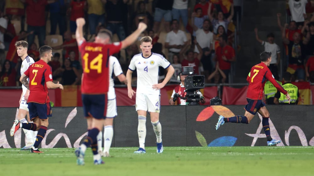 Brachte Spanien gegen Schottland auf Siegkurs: Kapitän Alvaro Morata (re.).