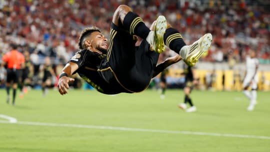 Freudensprung: Denis Bouanga beim Torjubel.