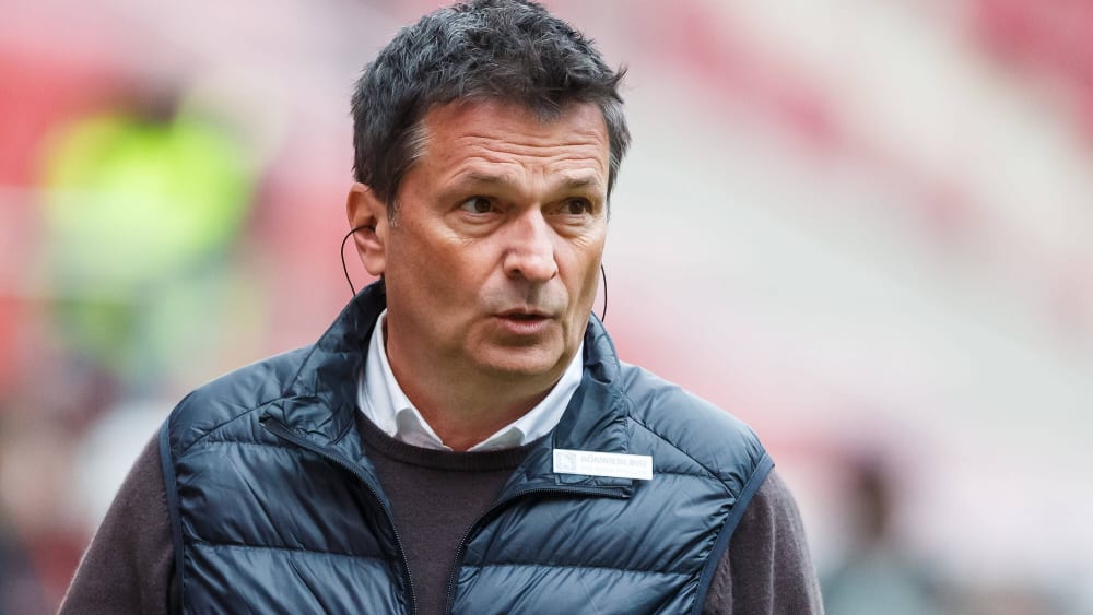 Geht von einer Absage des Spiels am Sonntag gegen den BVB aus: Manager Christian Heidel.