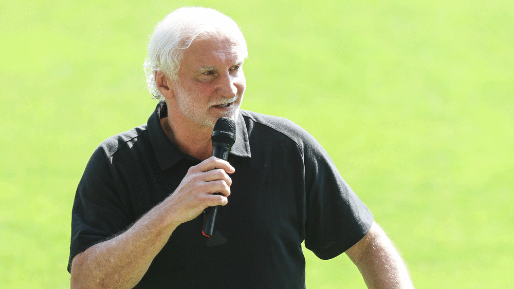 Er sitzt beim Länderspiel gegen Frankreich auf der Bank: DFB-Sportdirektor Rudi Völler.