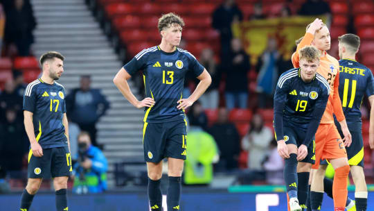 Enttäuschung bei Jack Hendry (#13) nach dem 2:2 gegen Finnland.