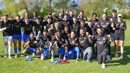 Könige in Bremens Top-Liga: Der SV Hemelingen feierte vorzeitig die Meisterschaft.