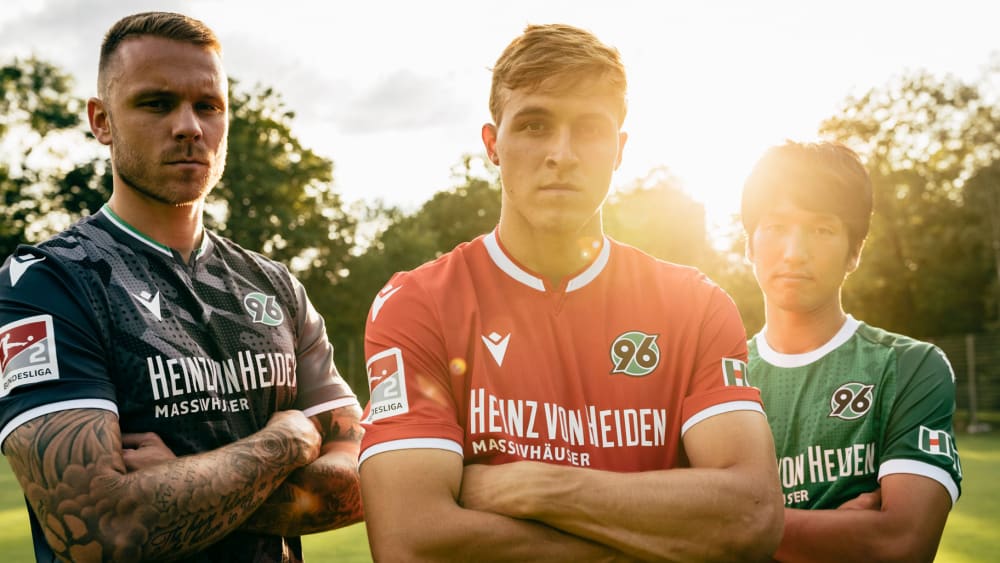 Grau, Rot, Gr&#252;n: Die neuen Trikots von Hannover 96.