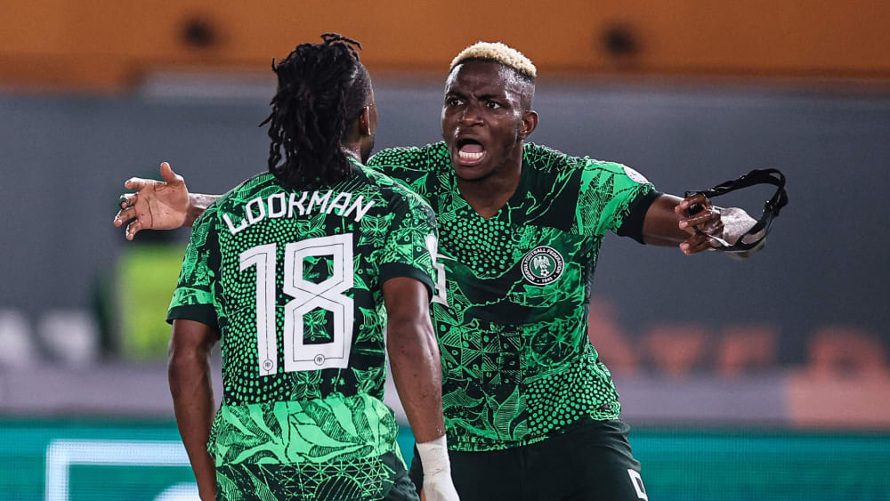 Torschütze und Vorbereiter von Nigerias 1:0: Ademola Lookman (li.) mit Assistgeber Victor Osimhen.