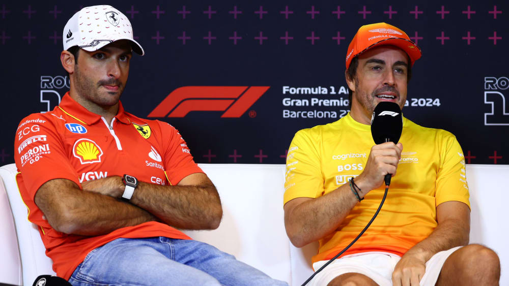 Kurz vor dem Heimrennen in Barcelona dreht sich vieles um die Zukunftsentscheidung von Carlos Sainz (links). Landsmann Fernando Alonso kennt sich damit bestens aus.