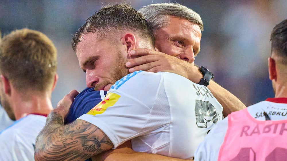 Ein emotionaler Abend in München: Patrick Schmidt in den Armen von Trainer Rüdiger Ziehl.