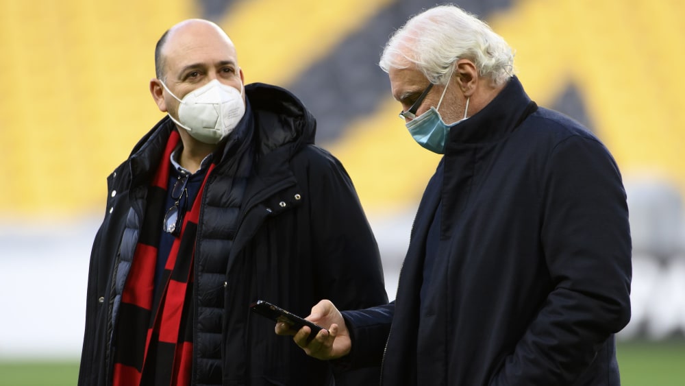 Bayer Leverkusens Vereinsvorsitzender Fernando Carro (links) und Rudi Völler,&nbsp;Geschäftsführer Sport, sehen die aktuelle Zuschauerpolitik im Sport kritisch.&nbsp;