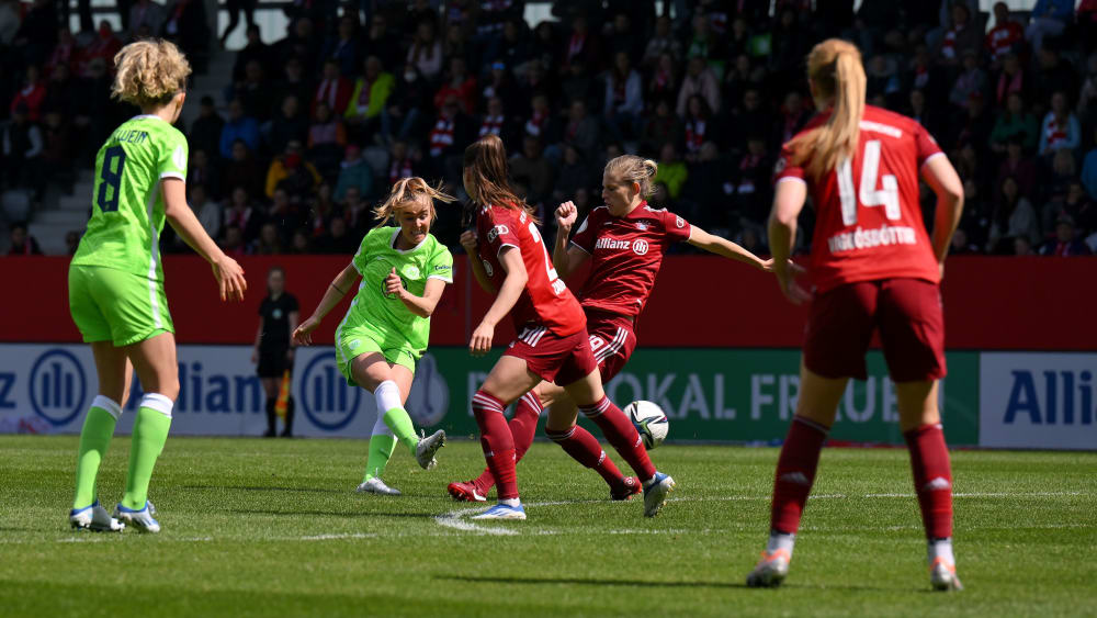 Hier klingelt es gleich: Jill Roord vor dem 1:0 - der VfL Wolfsburg steht im Pokalfinale.