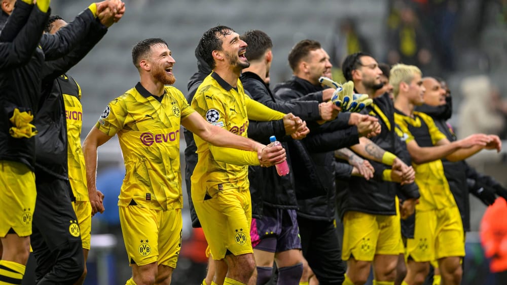 Strahlende Gesichter: Özcan, Hummels &amp; Co. feiern den 1:0-Sieg in Newcastle.