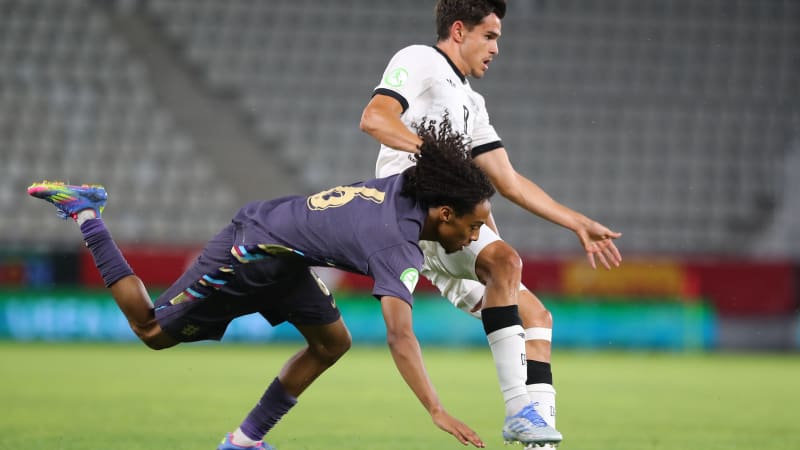 Fútbol, Sub-19, Masculino, Eurocopa, Ronda Preliminar, Grupo B, Jornada 2, Alemania - Inglaterra: Kjell Wätjen (atrás) de Alemania y Reiss-Alexander Russell-Denny de Inglaterra luchan por el balón.