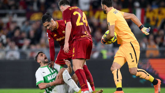 Ist am Boden liegend von Roma-Profi Marash Kumbulla getreten worden: Sassuolos Domenico Berardi.