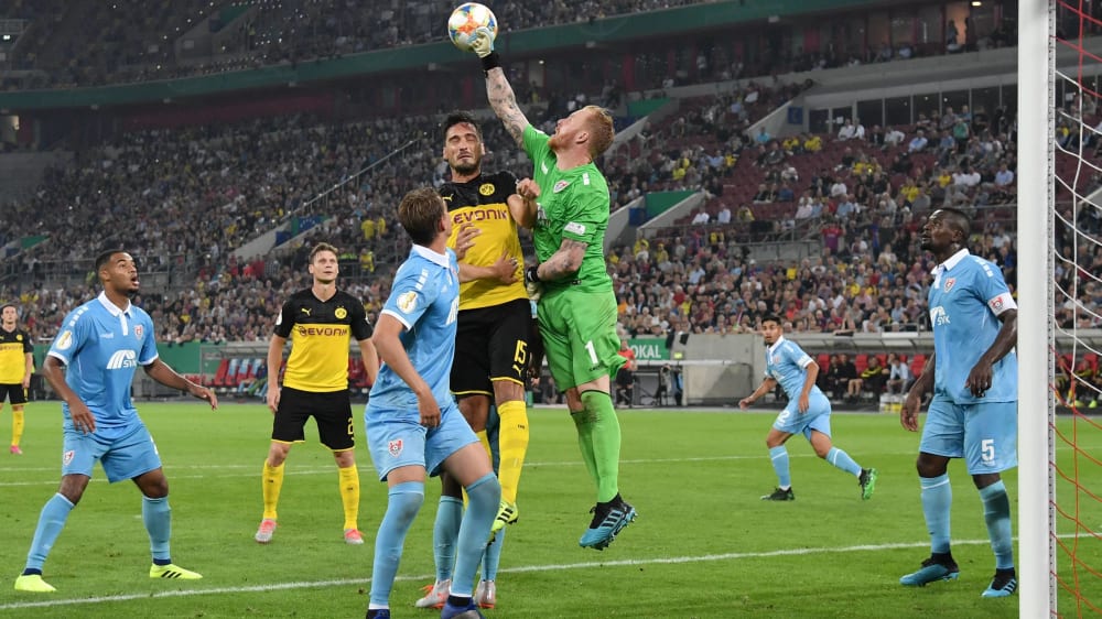 &#220;berzeugte auch im Pokal gegen Dortmund: Lukas K&#246;nigshofer kam vor Mats Hummels an den Ball.