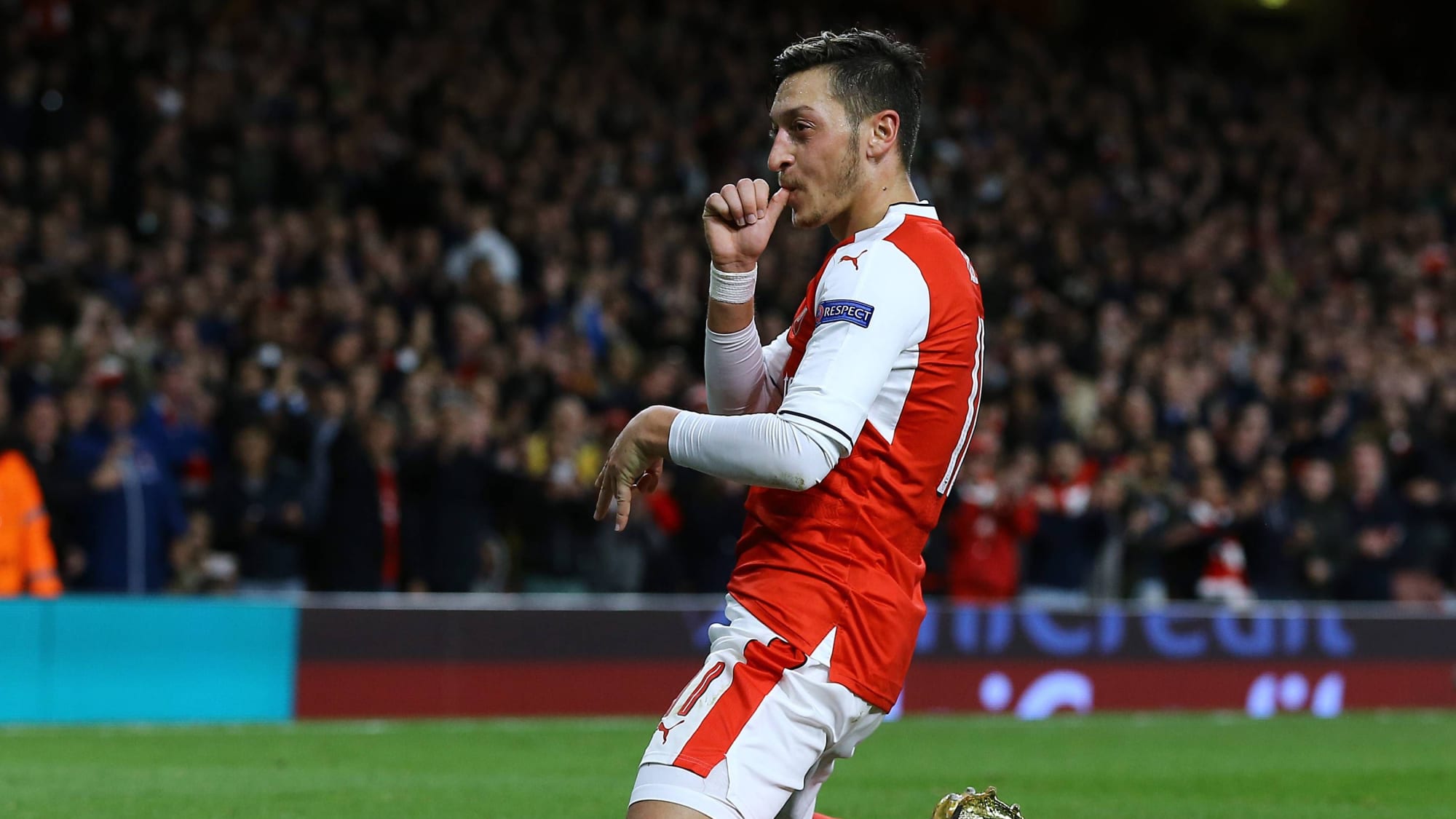 Mesut Özil jubelt bei Arsenals 6:0-Sieg in der Champions League gegen Ludogorez Rasgrad im Oktober 2016.
