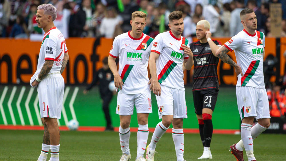 Philip Tietz, Arne Maier, Elvis Rexhbecaj und Jeffrey Gouweleeuw (alle FC Augsburg, von li. nach re.)