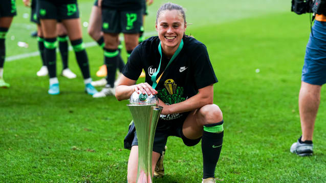 Abgang mit dem DFB-Pokal: Ewa Pajor hatte am Ende ihrer Wolfsburger Zeit noch einmal etwas zu feiern.