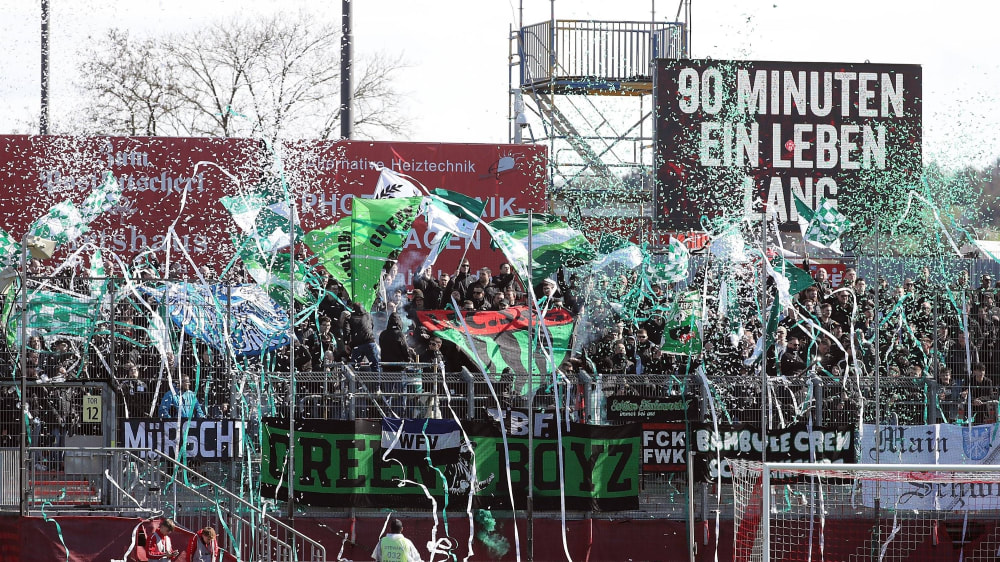 Stimmung in der Kurve: Der 1. FC Schweinfurt 05 wehrt sich nun gegen mutmaßliche Rechtsextremisten auf der Tribüne.