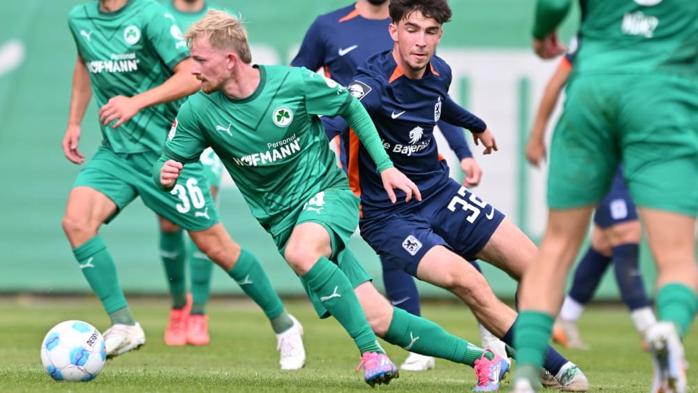 Test gegen 1860 München: Jomaine Consbruch am Ball.