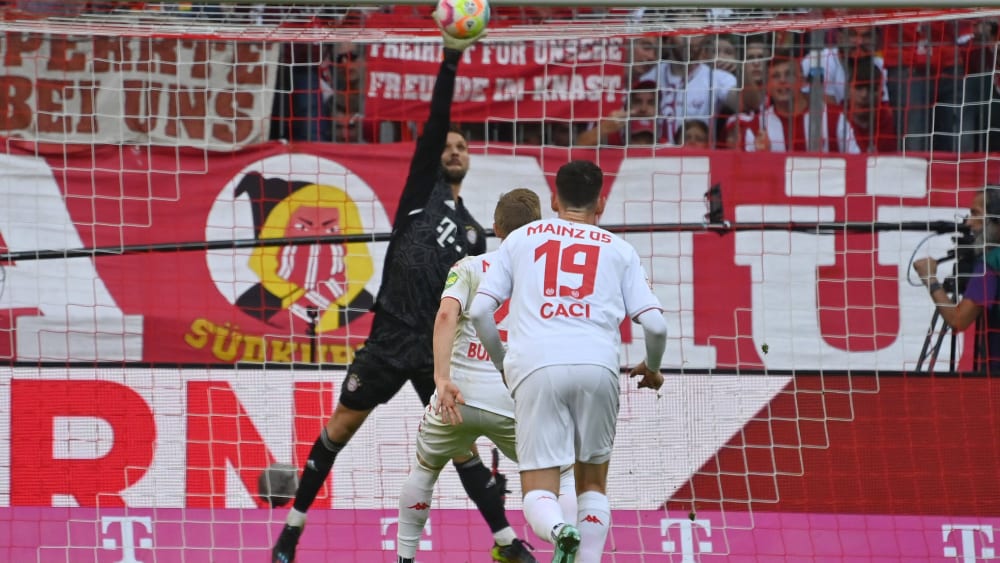 Kein Erfolg aus elf Metern: Der Mainzer Jonathan Burkardt scheitert an Bayern-Keeper Sven Ulreich.