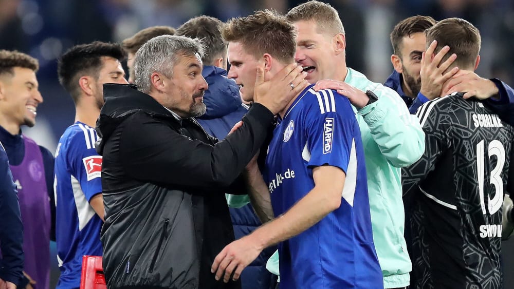 Na also: Schalke um Coach Reis und Marius Bülter feiern den Sieg gegen Mainz.