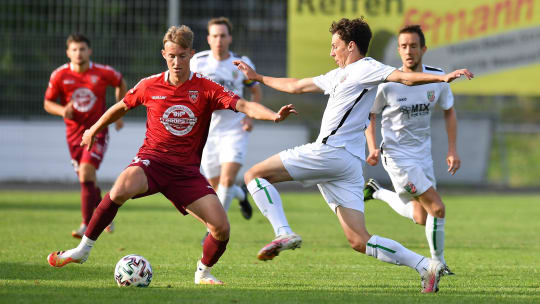 Der ASV Neumarkt (Elias Meyer am Ball) ist weiterhin ungeschlagen. Gegen Abtswind (Ferdinand Hansel) reichte ein früher und ein später Treffer zum dritten Saisonsieg.