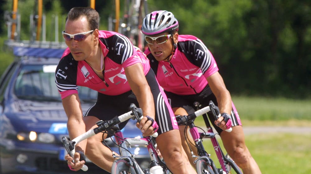 Kennen sich schon seit der Jugend: Erik Zabel und Jan Ullrich fuhren gemeinsam f&#252;r die Telekom.