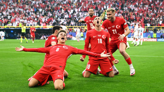 Arda Güler (li.) ließ nach seinem 2:1-Siegtreffer das Stadion toben.