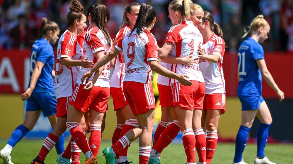 Die Frauen des FC Bayern jubeln über eines der vielen Tore gegen Potsdam - und die Meisterschaft.