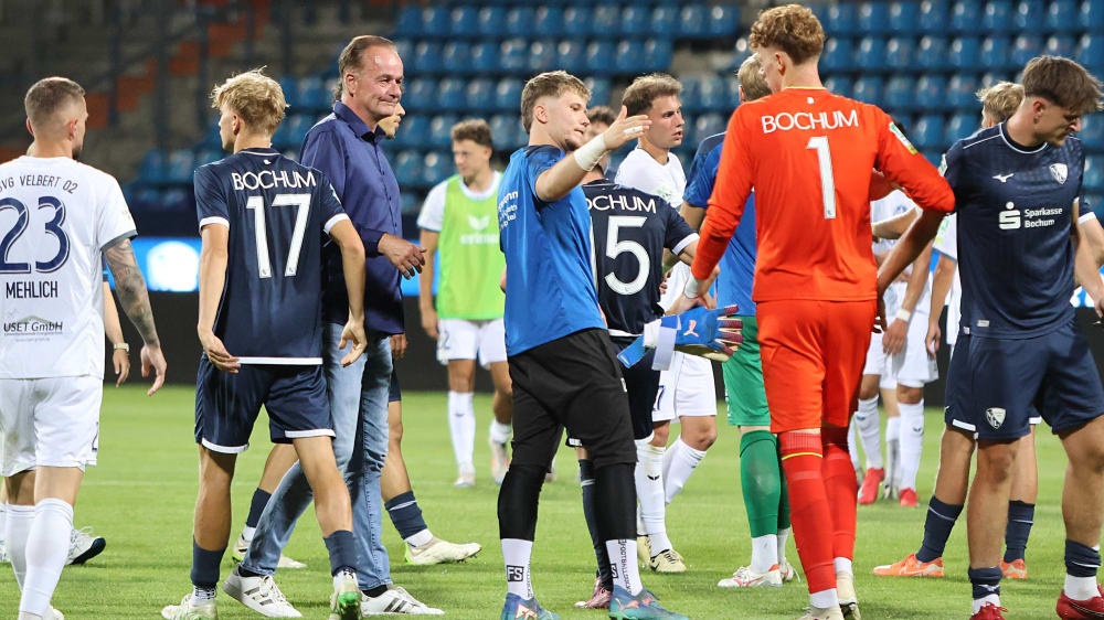 Hugo Rölleke (orange) bekam nach dem Velbert-Spiel sofort reichlich Trost aus der Mannschaft.