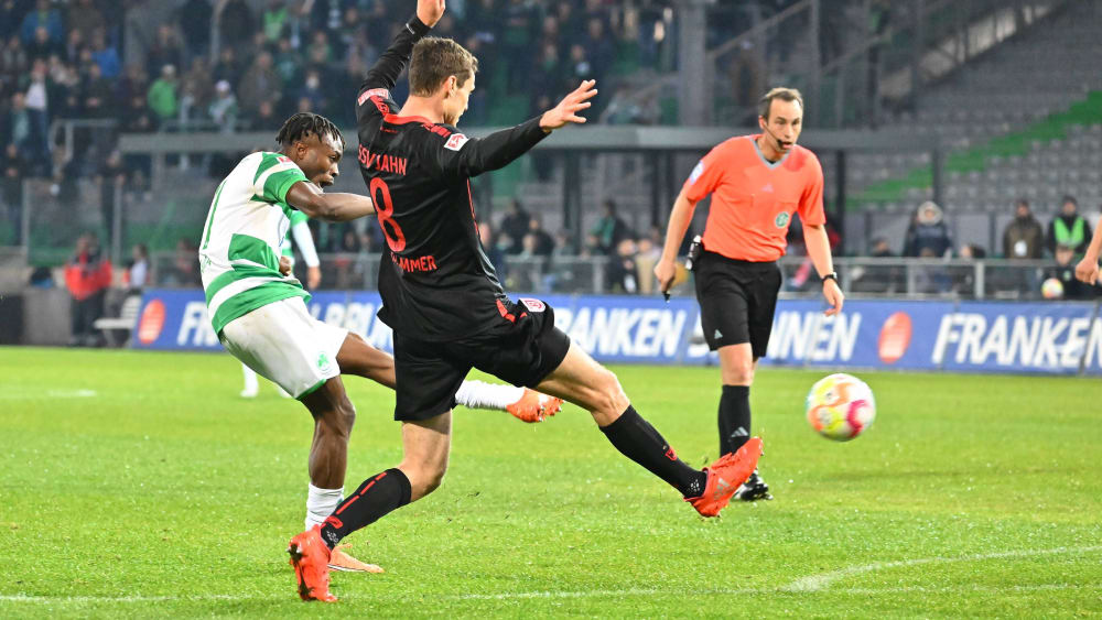 Der eingewechselte Dickson Abiama (li.) erzielte den 2:1-Siegtreffer für Fürth.