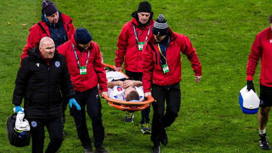 Benommen: Slowakei-Verteidiger Denis Vavro musste mit der Trage vom Feld transportiert werden.