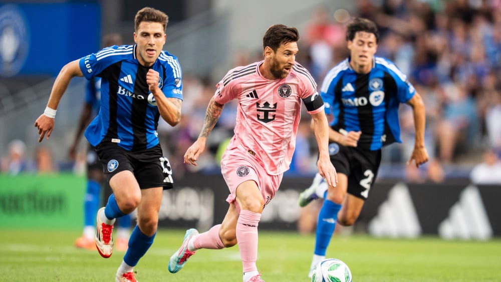 Lionel Messi treibt die Gegenspieler hinter sich her.