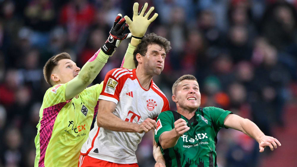 Entscheidende Szene: Moritz Nicolas (li.) und Thomas Müller steigen vor dem 2:1 der Bayern zum Ball hoch.