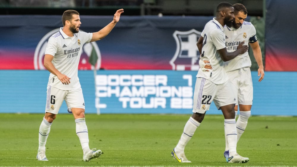 Szene nach dem zwischenzeitlichen 1:1: Antonio Rüdiger gratuliert Karim Benzema, links Nacho.