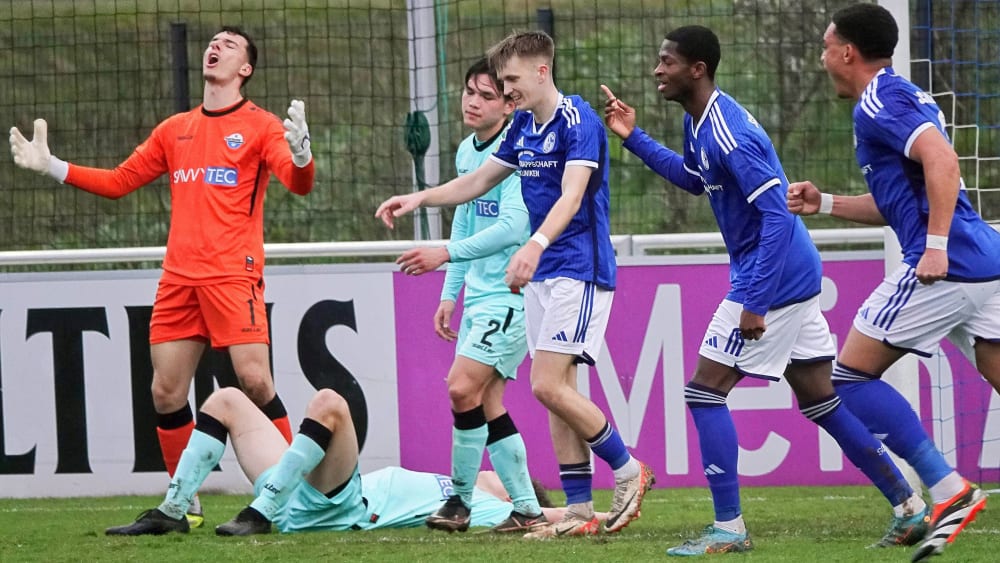Starke Mannschaftsleistung: Die U 23 des FC Schalke 04 setzt sich mit dem 3:0 gegen Paderborn II ins Tabellenmittelfeld ab.