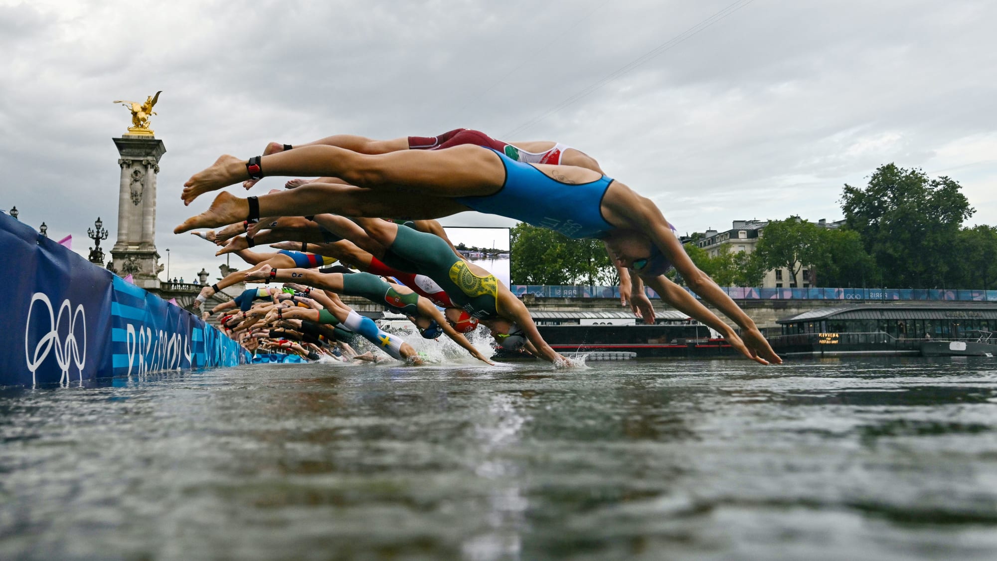 Schwimmer tauchen in die Pariser Seine ein.