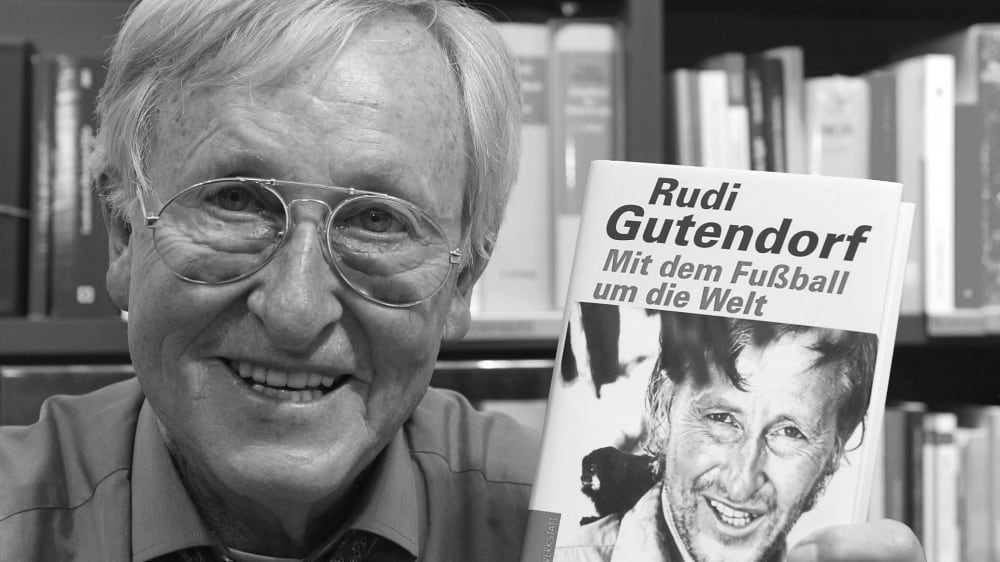 Der Fu&#223;ball f&#252;hrte ihn rund um den Globus. Nun ist Rudi Gutendorf im Alter von 93 Jahren verstorben.
