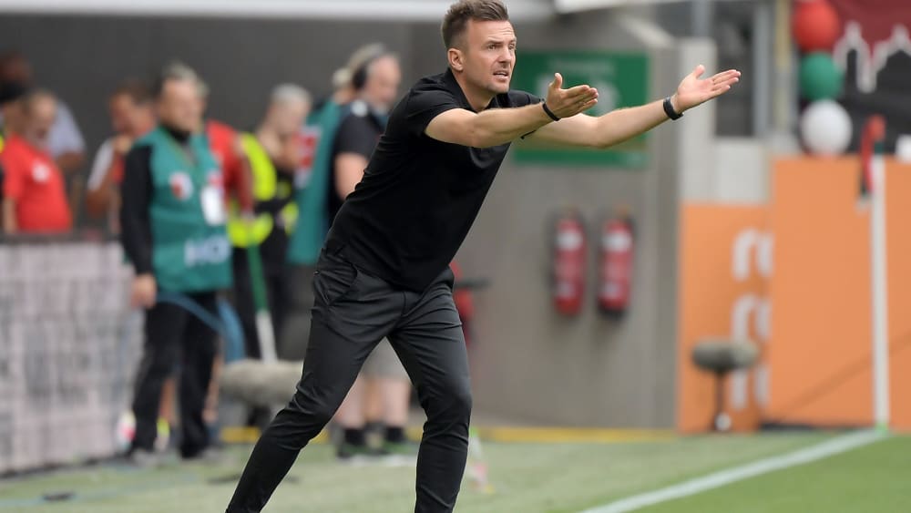 Wenig Auswahl: Augsburgs Trainer Enrico Maaßen könnte Verstärkung gebrauchen.