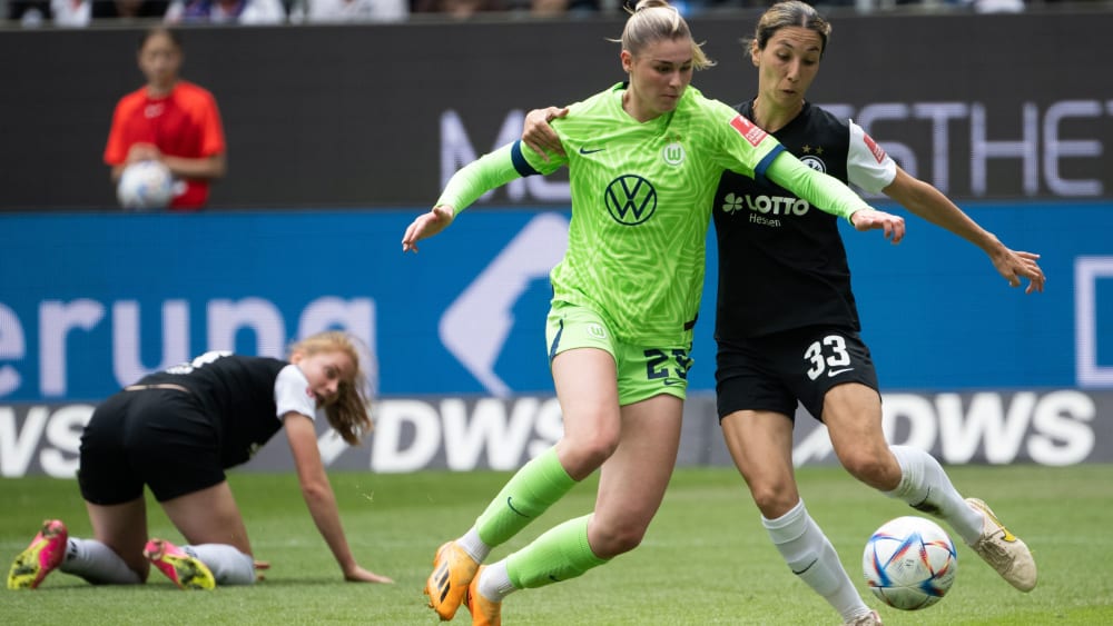 Müssen noch eine Hürde überstehen: VfL Wolfsburg (Jule Brand, li.) und Eintracht Frankfurt (Sara Doorsoun).