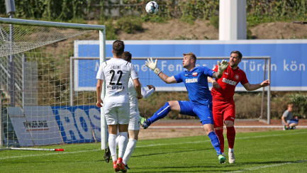 Stark in Gegners Strafraum: Der SV Westfalia Rhynern (weiß) holte bei den Sportfreunden Siegen einen 5:1-Auswärtssieg.